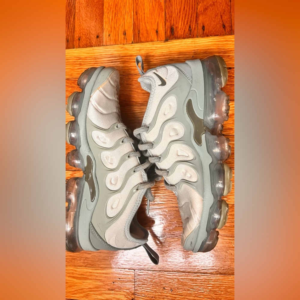 Nike women’s vapormax Gray Sneakers with Air Cushioning